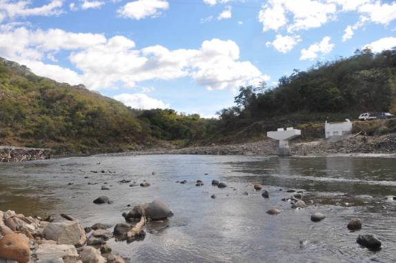 A ponte levada pelas chuvas no caminho para Cobán, na Guatemala